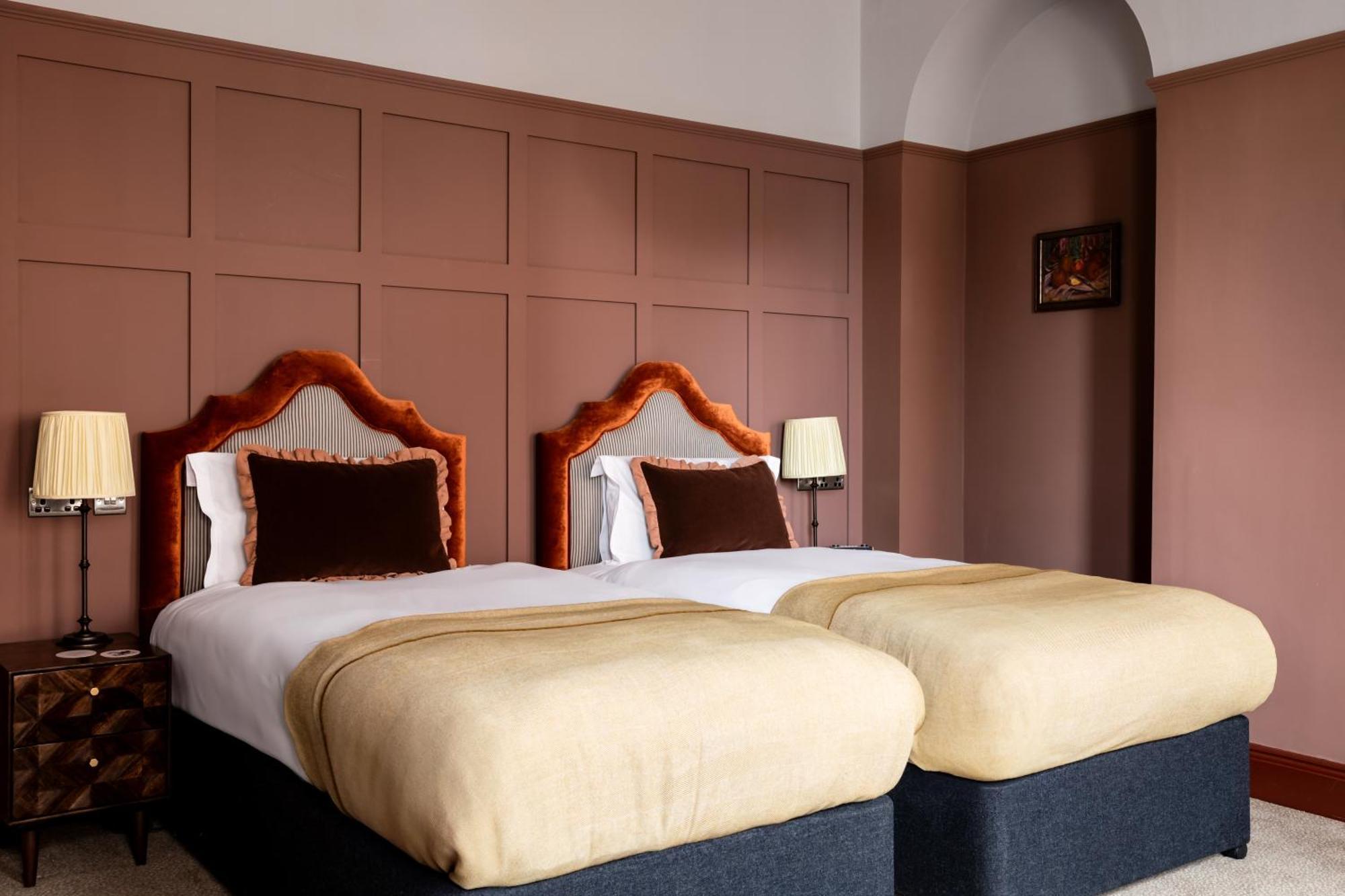 צ'רטסי Crown Hotel מראה חיצוני תמונה