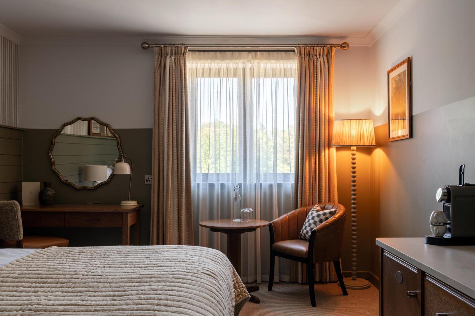 צ'רטסי Crown Hotel מראה חיצוני תמונה