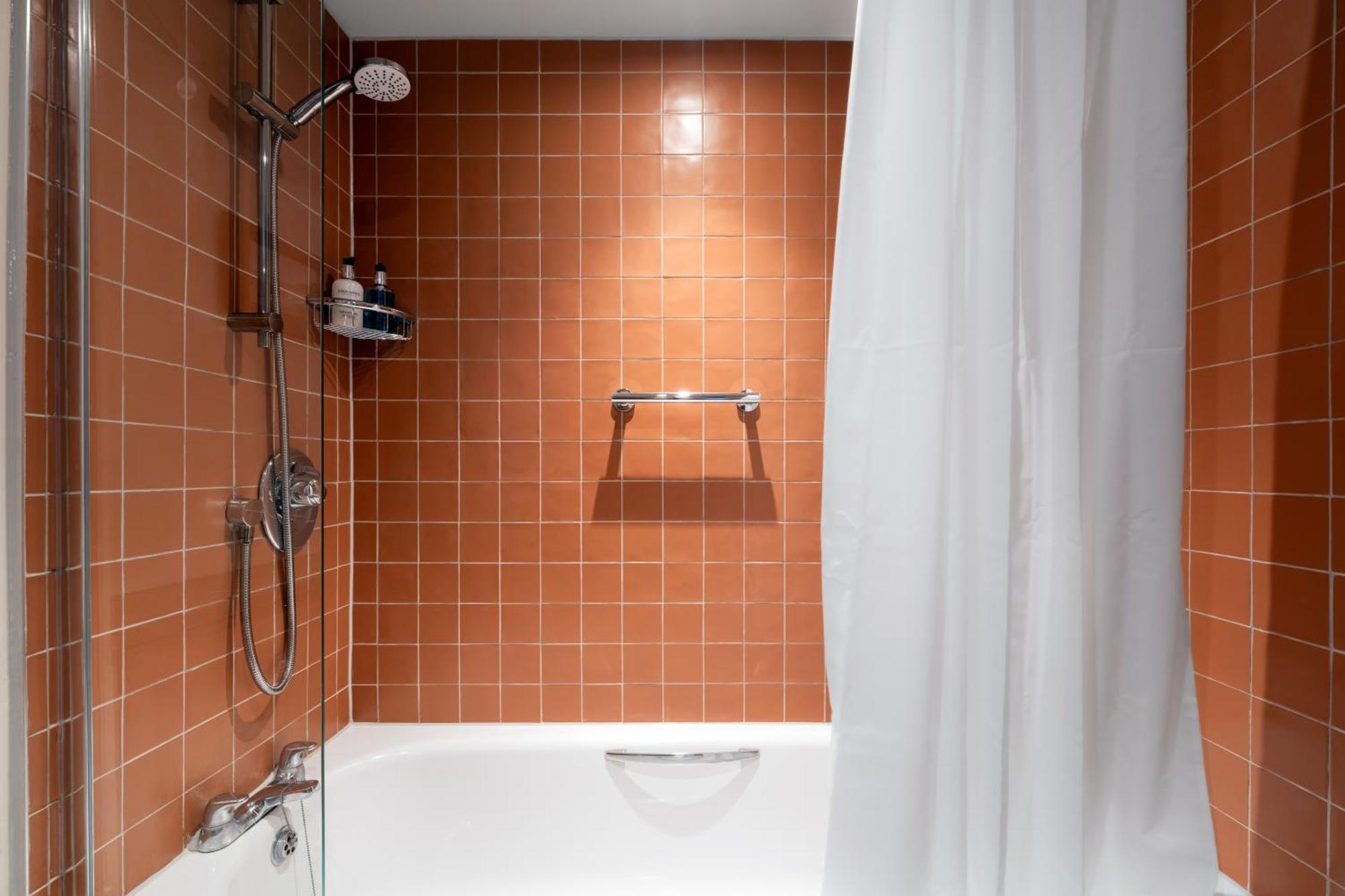 צ'רטסי Crown Hotel מראה חיצוני תמונה