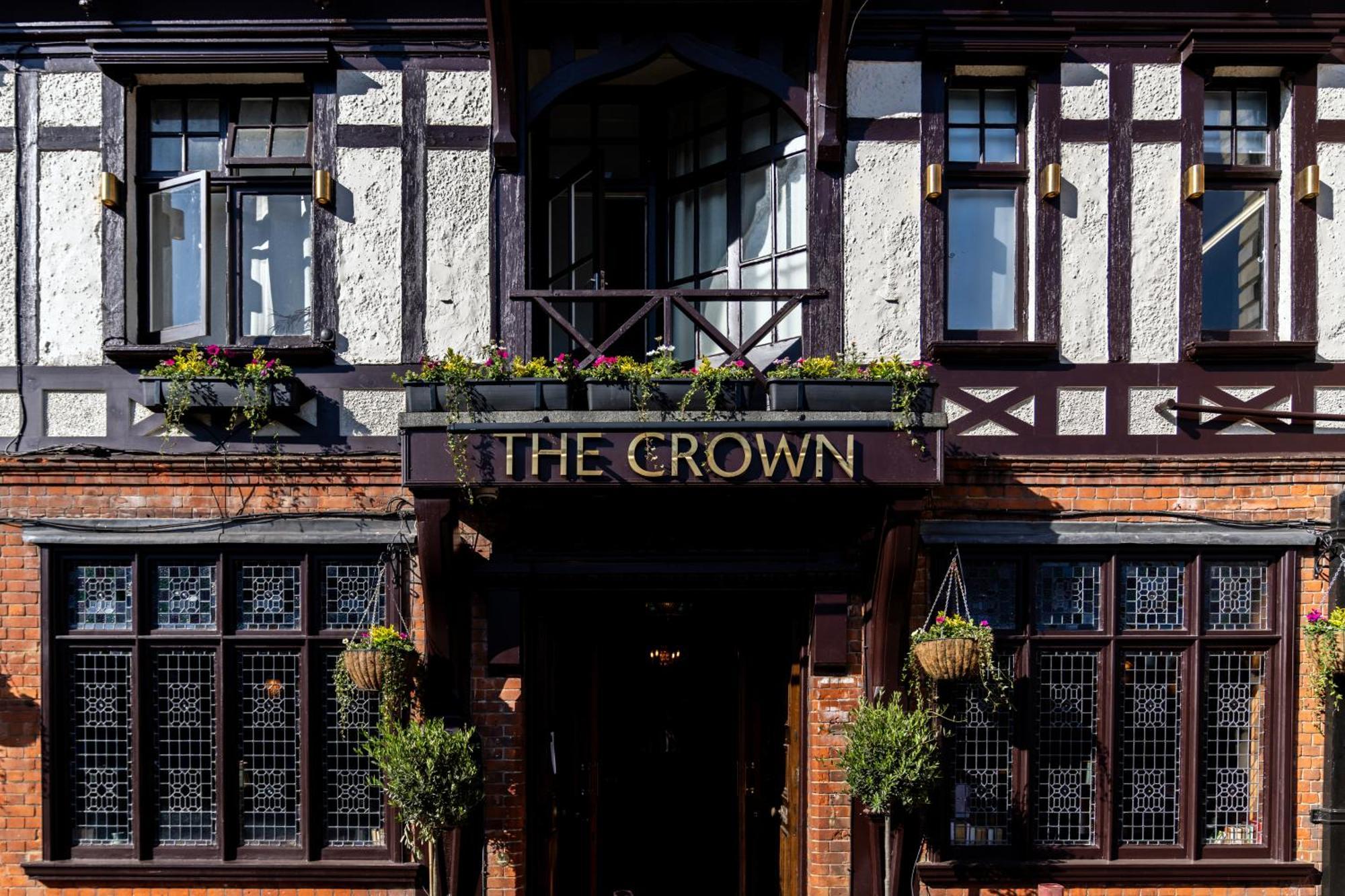 צ'רטסי Crown Hotel מראה חיצוני תמונה