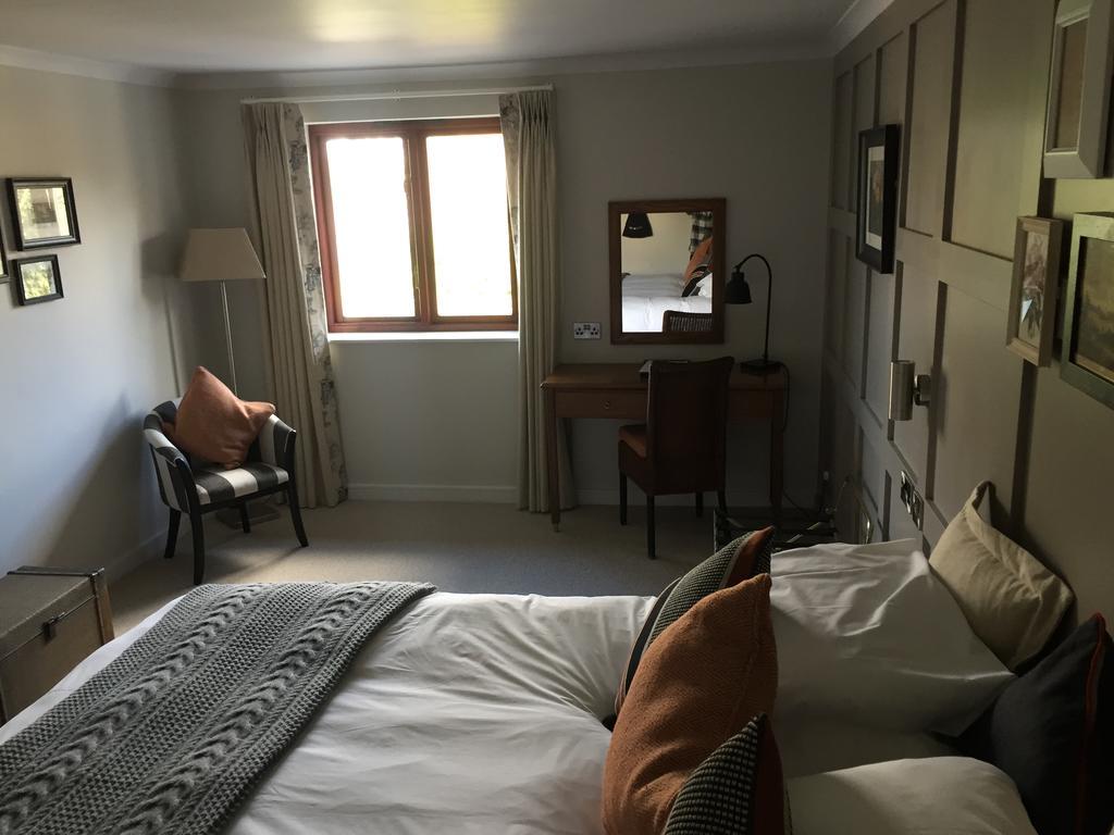 צ'רטסי Crown Hotel חדר תמונה